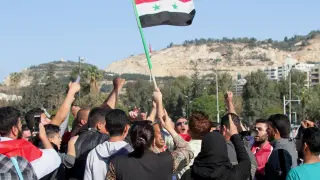 Simpatizantes del régimen de Al Asad protesta este sábado por el ataque.