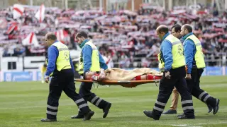 Grippo es retirado en camilla en el minuto 24 del partido de Vallecas.