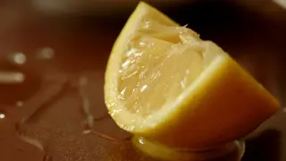 El reto consiste en grabarse comiendo un trozo de limón y compartirlo en redes.