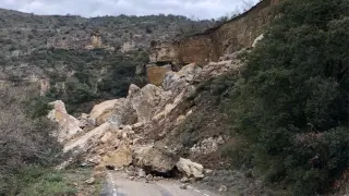 La carretera quedó sepultada por grandes rocas