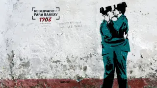 En el mural aparecen dos guardias civiles besándose y la supuesta firma de Banksy en la parte inferior.