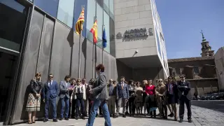 Un momento de la concentración celebrada este miércoles ante la Audiencia Provincial de Zaragoza.