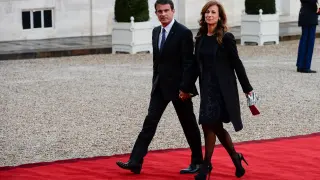 Manuel Valls junto a Anne Gravoin en una fotografía tomada en 2015.
