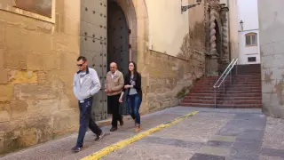 La viuda de Víctor Jesús Caballero saliendo este miércoles por la mañana del juzgado de Alcañiz.