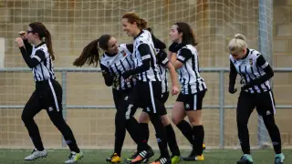 El equipo femenino del Atlético Ranillas celebra un gol esta temporada.