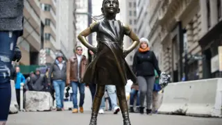 La estatua de la niña que desafía al toro de Wall Street cambia de ubicación