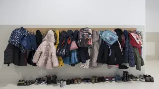 Abrigos y calzado de alumnos de infantil en un colegio de Zaragoza ciudad.