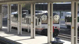 Un Canfranero llegando a la estación de Huesca.