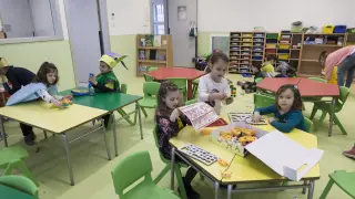 Niños de infantil en el nuevo colegio Valdespartera III de Zaragoza.