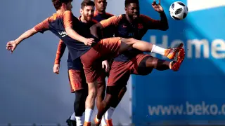 Sergi Roberto (i), Messi (c) y Samuel Umtiti (d), durante el entrenamiento de este viernes.