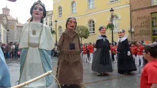 Los cuatro nuevos 'giganticos' bailan en la plaza de la Catedral ante el público.