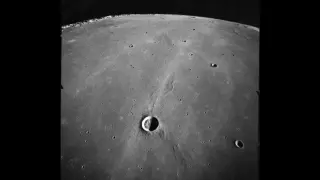 En la parte superior de la imagen se distingue Dorsum Azara, una arruga en la superficie lunar de más de 100 km de longitud