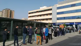 Imagen de las filas de este martes, durante la venta de entradas para el Reus-Zaragoza del próximo viernes.
