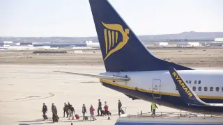 Un avión de Ryanair, estacionado en la plataforma del aeropuerto de Zaragoza.