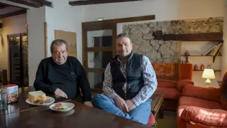 Fernando Sangüesa a la izquierda y Adolfo Juan, en la sala de estar del hostal Casa del Cura, que vuelve a funcionar.