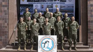 Los trece militares integrantes de la campaña de la Antártida, ayer en el cuartel de San Fernando.