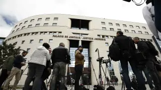 Medios de comunicación frente al Palacio de Justicia de Navarra.
