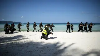 La playa de Boracay en una foto de archivo con un dispositivo de seguridad con cientos de uniformados para evitar un incidente en la isla.