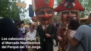 Los cabezudos llegan al Mercado Napoleónico de Zaragoza