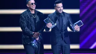 Luis Fonsiy y Daddy Yankee en los premios Billboard latinos