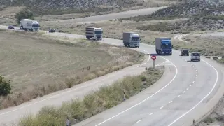 Vehículos pesados circulando por la N-II entre Alfajarín y Fraga.