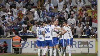 Los futbolistas del Real Zaragoza se abrazan en la celebración del 0-1 este viernes en Reus, marcado por Toquero en la primera parte.