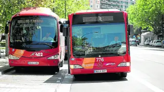A la derecha, uno de los autobuses de la línea que enlaza Monzalbarba, Alfocea y Utebo.