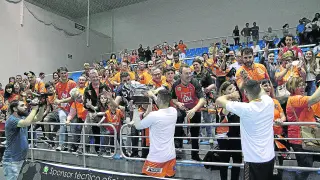 Los jugadores celebran con la afición turolense que viajó a Almería el triunfo.