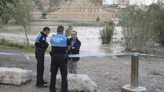 El alcalde de Fraga y policías locales en una de las zonas de la ribera del Cinca donde se prohíbe estos días el paso.