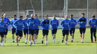 Los jugadores del Real Zaragoza, este 1 de mayo al inicio del entrenamiento matinal en la Ciudad Deportiva.