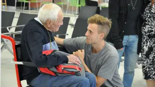 El científico australiano Daniel Goodall se despide de su nieto en el aeropuerto de Perth