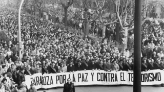 ETA cometió el atentado más sangriento de cuantos ha llevado a cabo en Aragón el 11 de diciembre de 1987, asesinando en la casa cuartel de la avenida Cataluña de Zaragoza a 11 personas, entre quienes se encontraban 5 niñas y un joven de 17 años. En la ima