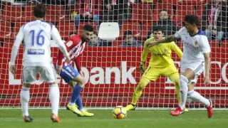 El sportinguista Michael Santos, junto a Grippo, pelea un balón en el área zaragocista en el partido de la primera vuelta en Gijón, con Cristian Álvarez y Eguaras (de espaldas) pendientes de la jugada.