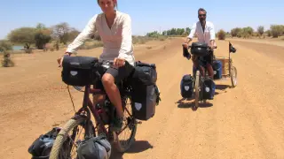Carmelo e Isa, creadores de Cinecicleta, pedaleando por África.
