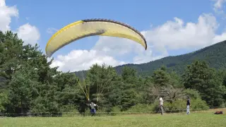 En varios puntos de la zona puede experimentarse la práctica del vuelo en parapente.