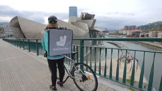 Una repartidora de Deliveroo en Bilbao