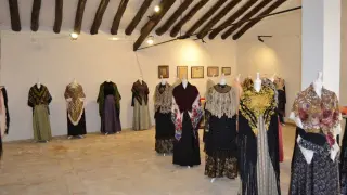 Trajes típicos expuestos en el museo etnológico de Belchite.