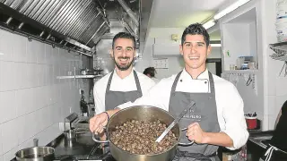 Los hermanos Luis Antonio y Javier Carcas Armingol, cocineros de Casa Pedro.