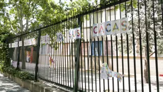 Carteles contra las cacas de perros que han hecho los niños del colegio Puerta Sancho.