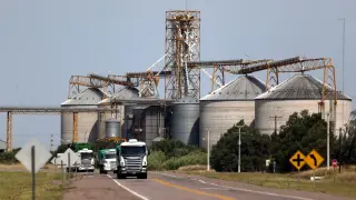 Un camión cargado de grano sale de una planta en Argentina.