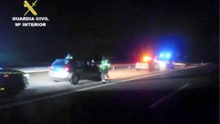 Imagen de la Guardia Civil de la detención del conductor que circuló ebrio 33 kilómetros en  sentido contrario y provocó un accidente en Murcia.