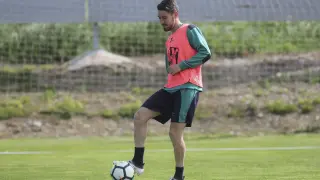 El centrocampista alicantino Moi Gómez durante el entrenamiento de este jueves en el Instituto Montearagón.