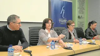 Carmelo Bosque, María Victoria Broto, María Ángeles Grasa y Ana Acín, en la presentación de las jornadas de la Escuela de Hostelería de Guayente.