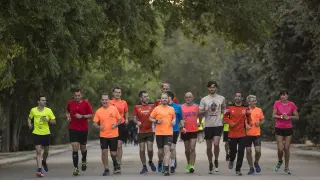 Varios miembros de la Escuela del Corredor de Running ZGZ se ejercitan en el Parque Grande de Zaragoza