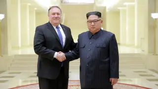 Kim Jong-un, en una reunión con Mike Pompeo para preparar la cumbre con Trump.