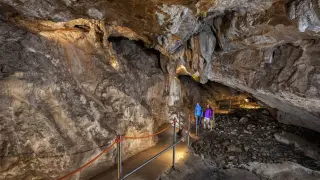 Interior de la cueva de las Güixas de Villanúa.