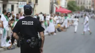 Un agente de la Policía Local de servicio durante las fiestas de San Lorenzo.