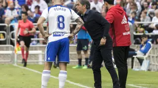 Natxo González, en el último partido ante el Sporting, da instrucciones a Pombo en medio del acoso brutal de los gijoneses en la parte final del duelo.