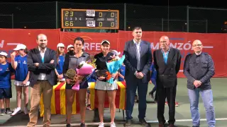 Autoridades y patrocinadores junto a las dos finalistas del Torneo Conchita Martínez de Monzón.