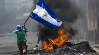 Aumentan los muertos y protestas mutan en batallas urbanas en Nicaragua